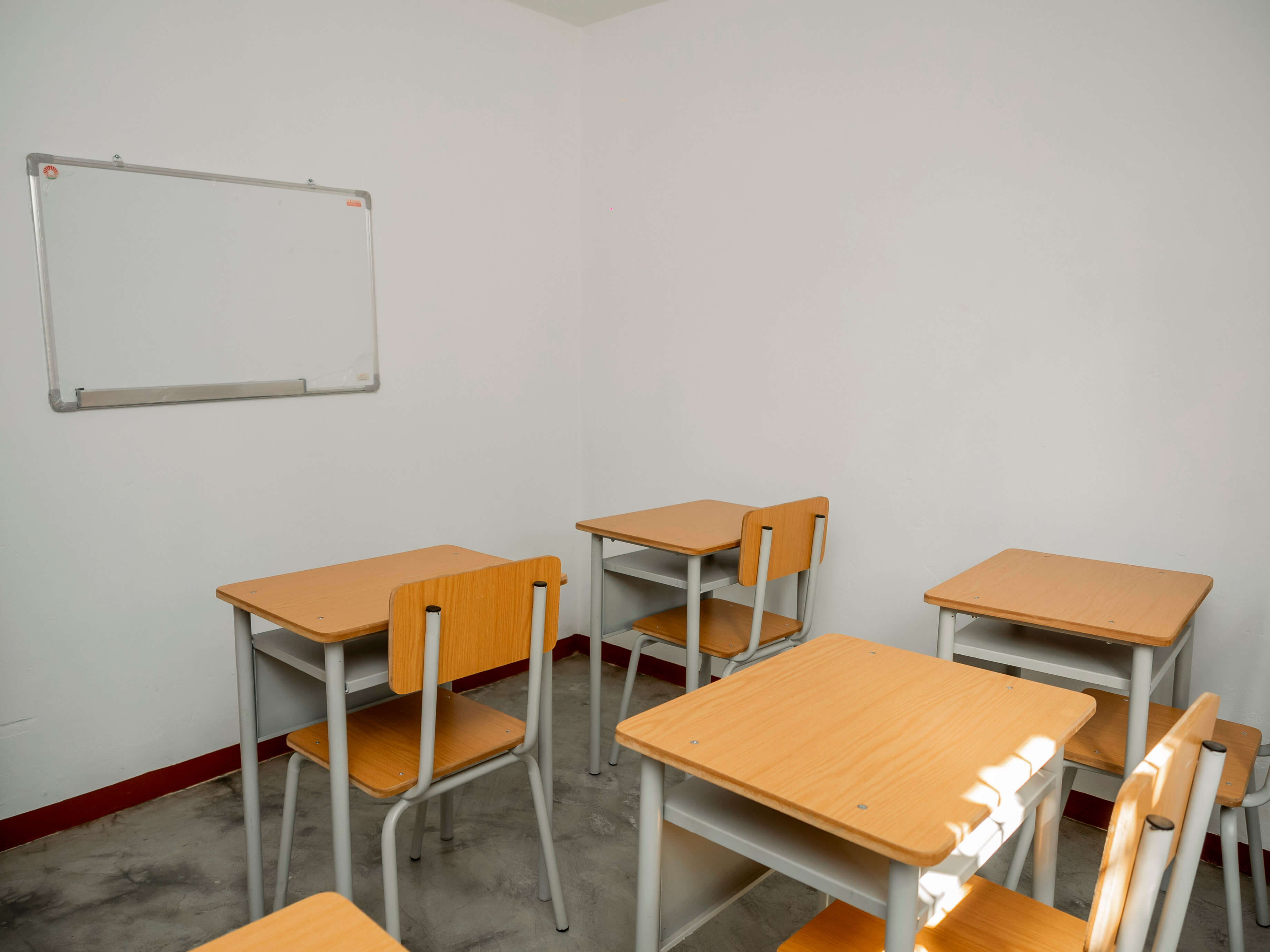 Aula de música com crianças aprendendo instrumentos musicais